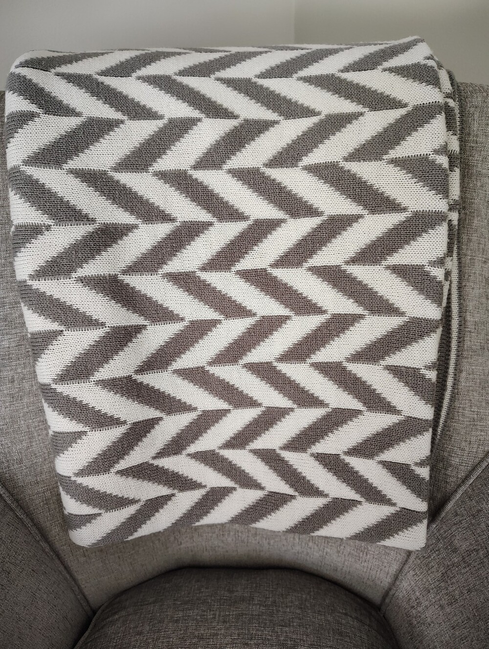 Chevron Knit Throw Blanket in Gray and White